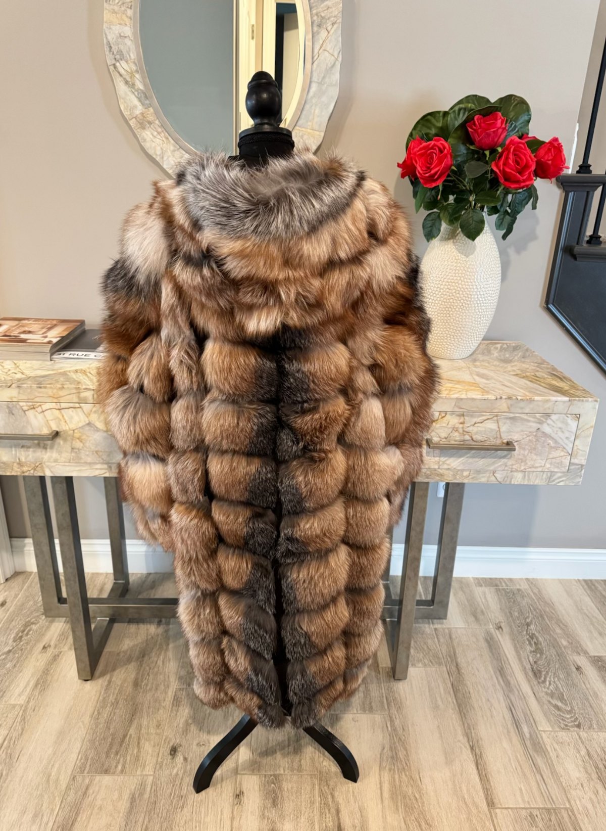 Size XL: Eva fur with detachable sleeves and hood