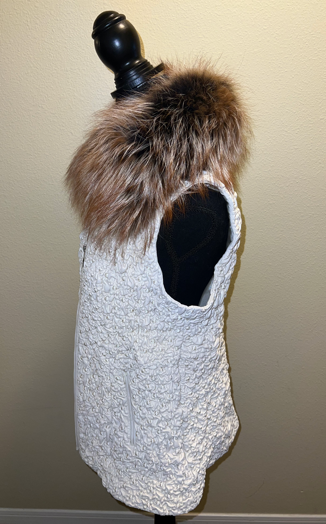 Size XL: White leather vest Gold fox fur collar