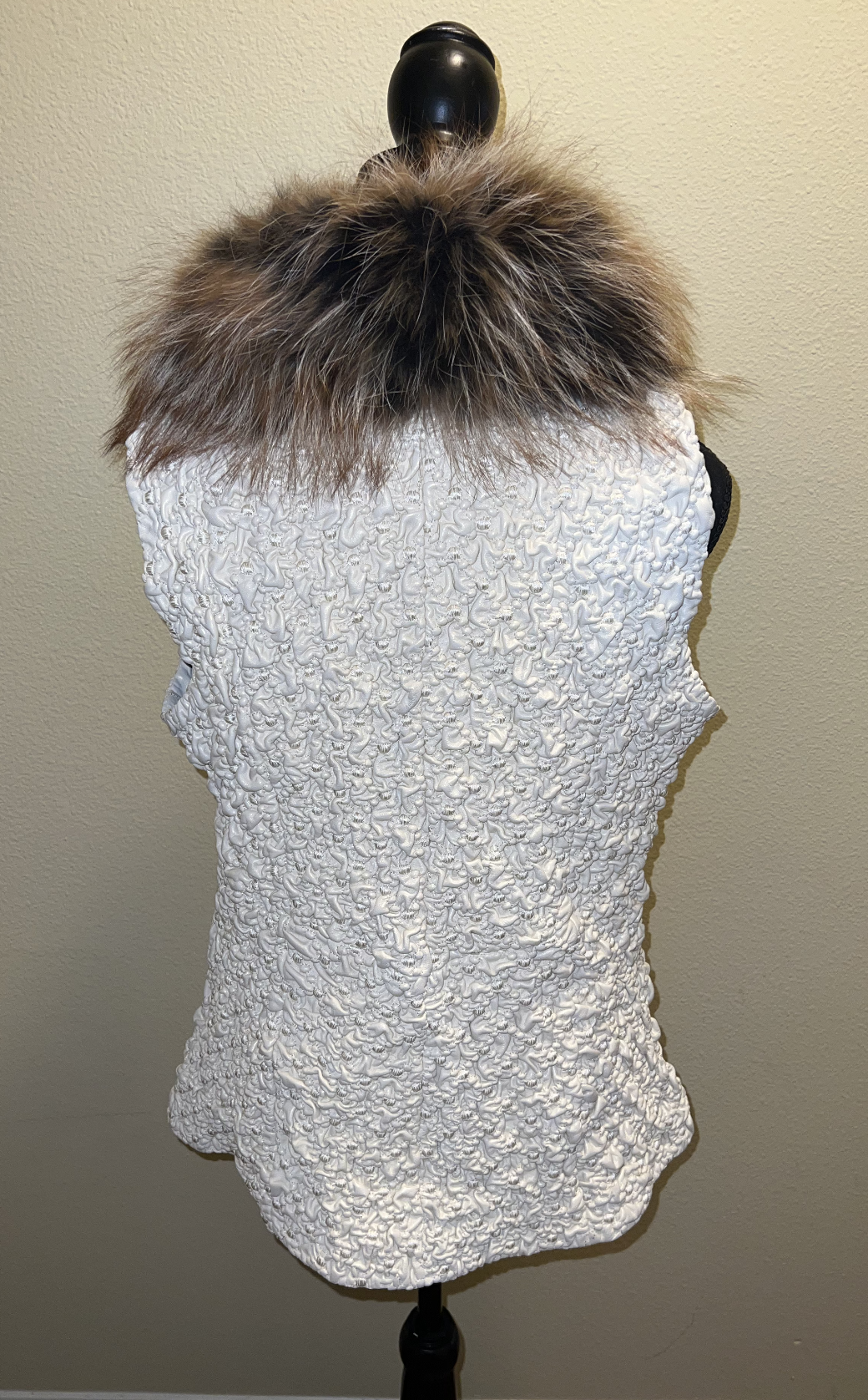 Size XL: White leather vest Gold fox fur collar