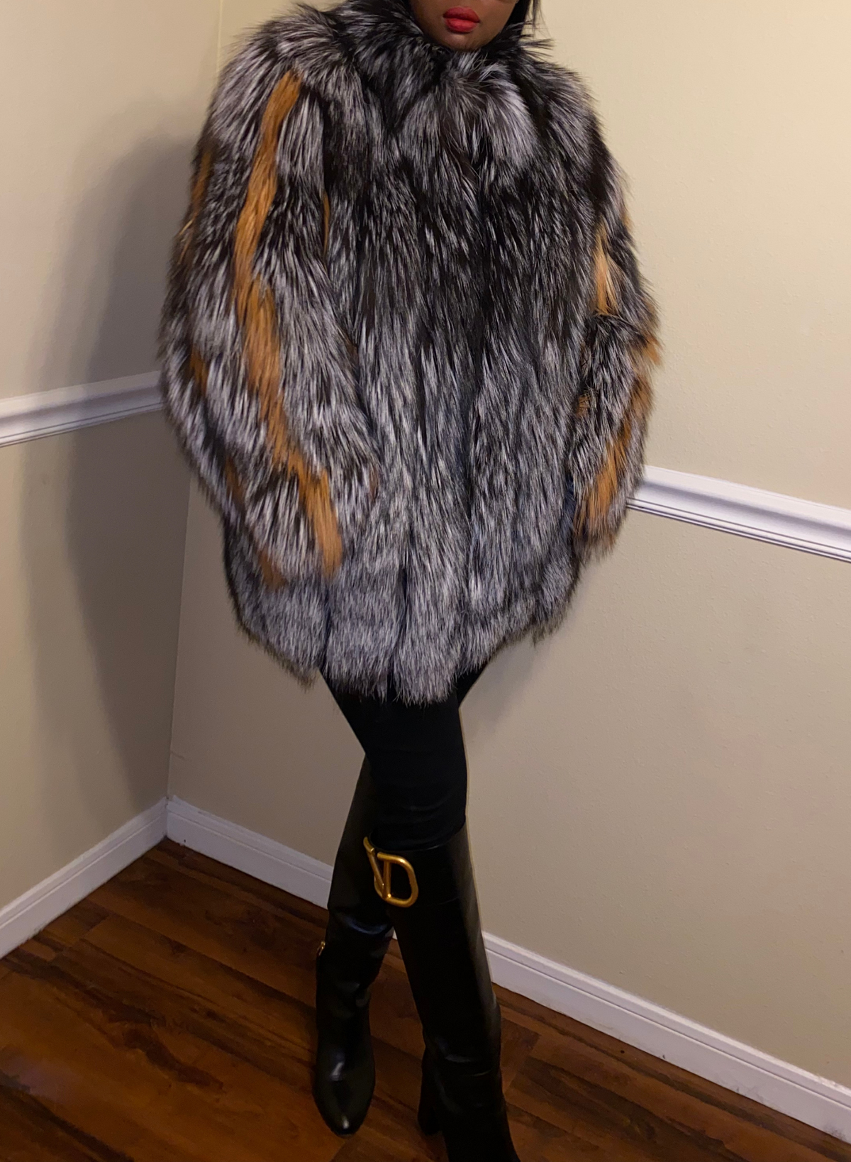 Size M. Silver Fox Coat Detachable Sleeves