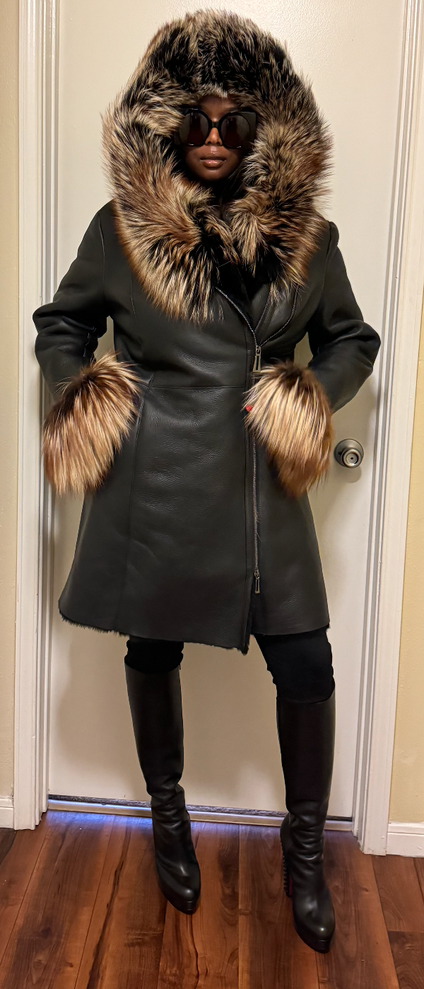 Best fits size XXL: Shearling with hood / fur trimming