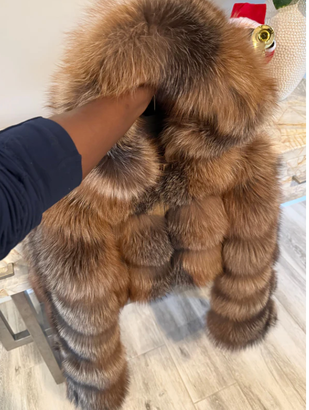 Best fits size L: Chloe in Pretty brown with detachable hood