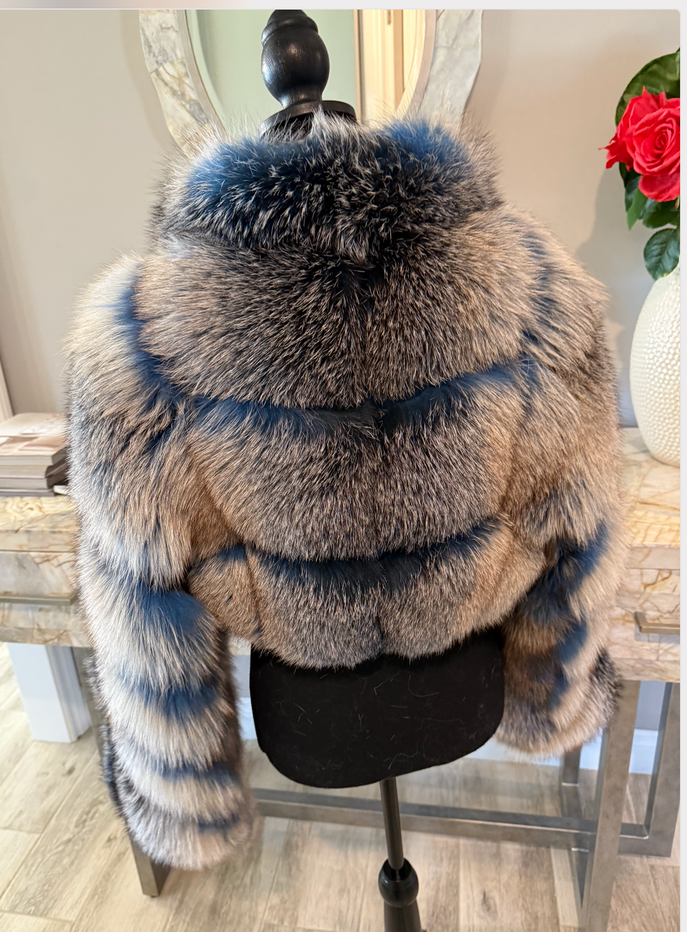 Best fits size L/XL: Chloe in Blue with light tan overtones