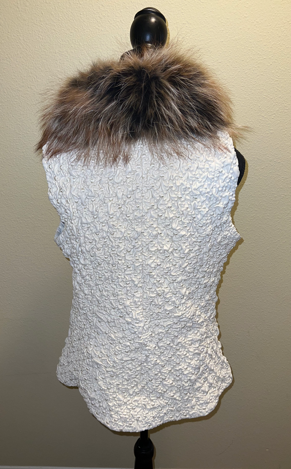 Size XL: White leather vest Gold fox fur collar