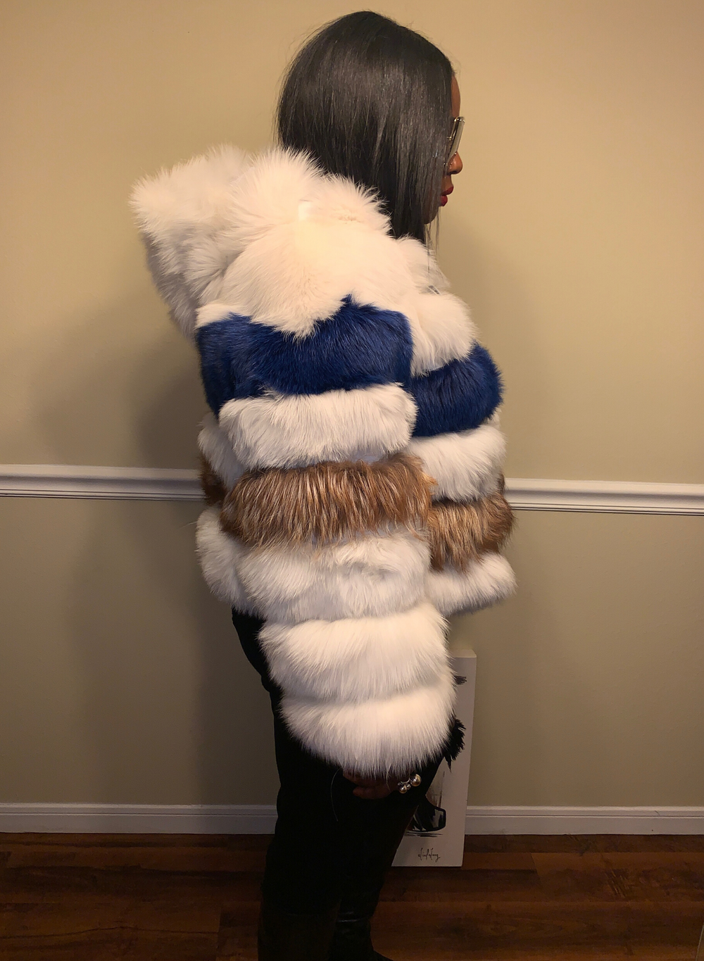 Size M. White fox hooded coat
