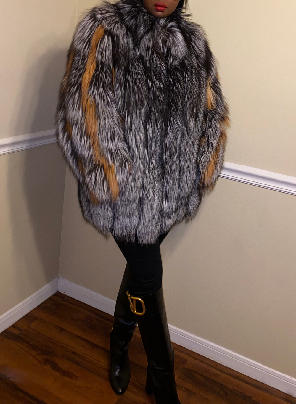 Size M. Silver Fox Coat Detachable Sleeves