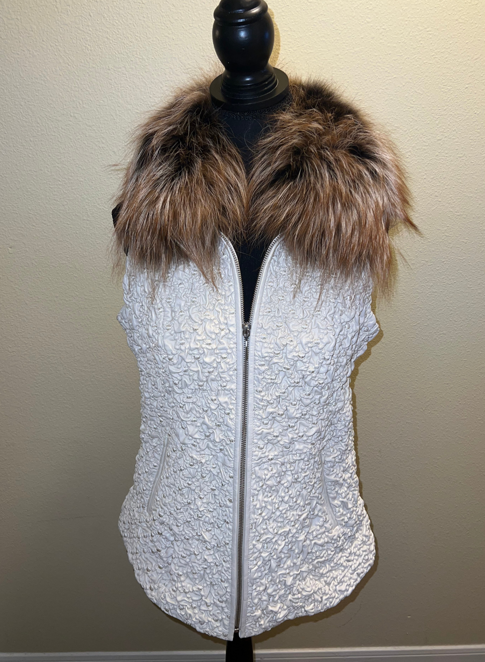 Size XL: White leather vest Gold fox fur collar